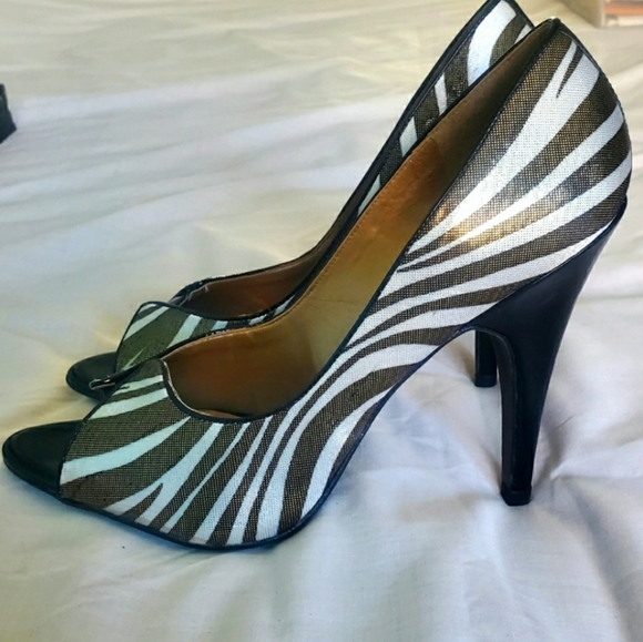 Carlos Santana Pounce White Black Metallic Zebra Heels - Picture 5 of 7